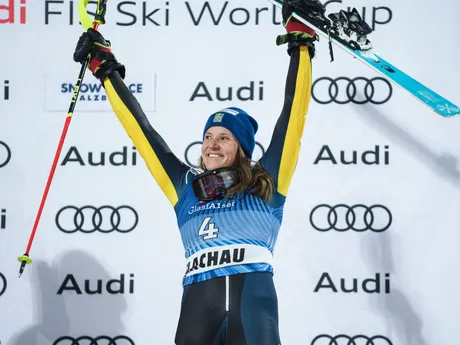 Sara Hectorová oslavuje prvé pódium v slalome.