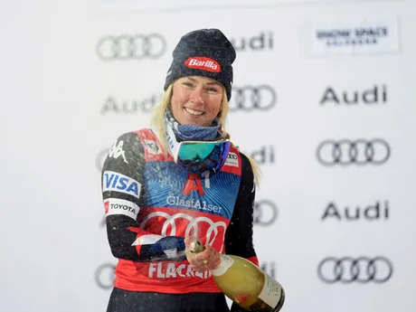 Mikaela Shiffrinová sa teší z triumfu vo Flachau.