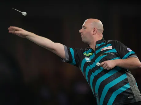 Rob Cross počas semifinálového zápasu proti Lukeovi Littlerovi na MS v šípkach 2024. 