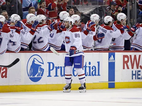 Hokejisti Montrealu Canadiens sa tešia po góle Joshuu Roya.