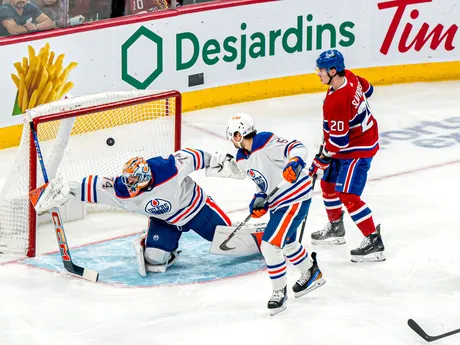 Juraj Slafkovský v zápase Montreal Canadiens - Edmonton Oilers, brankár Stuart Skinner inkasuje gól