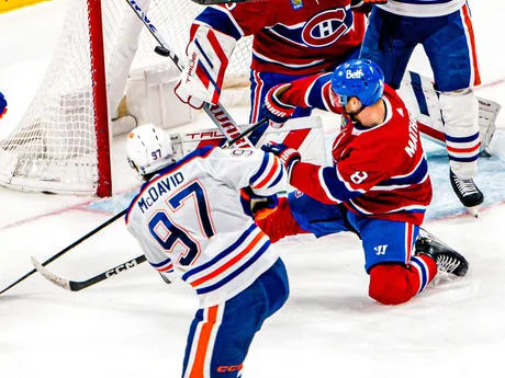Connor McDavid v streleckej príležitosti v zápase Montreal Canadiens - Edmonton Oilers