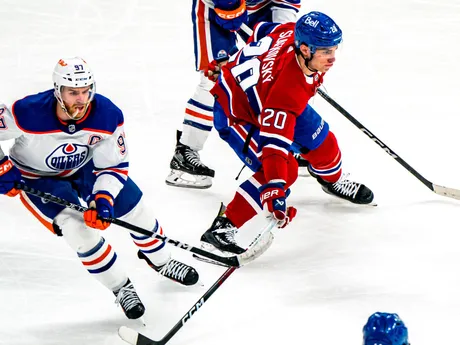 Juraj Slafkovský a Connor McDavid v zápase Montreal Canadiens - Edmonton Oilers