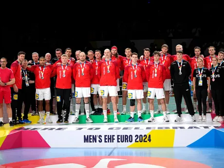 Dánski hráči pózujú so striebornými medailami.