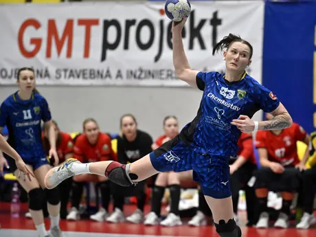 Iryna Kompaniecová (Michalovce) strieľa v zápase odvety osemfinále Európskeho pohára EHF v hádzanej žien MŠK Iuventa Michalovce - ŽRK Mlinotest Ajdovščina. 