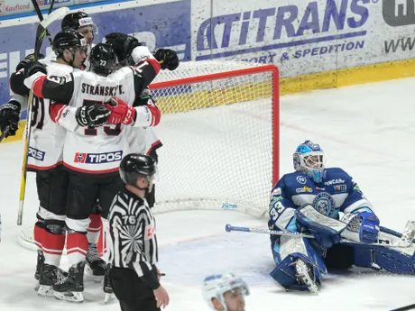 Hokejisti HC 05 Banská Bystrica sa tešia po strelenom góle.