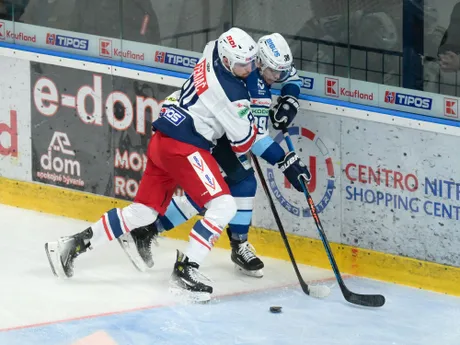 Viktor Fekiač (Zvolen) a Jakub Lacka (Nitra) bojujú o puk pri mantineli v zápase 34. kola hokejovej Tipos extraligy HK Nitra - HKM Zvolen. 