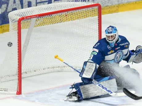Brankár Nitry Libor Kašík inkasuje gól v zápase 34. kola hokejovej Tipos extraligy HK Nitra - HKM Zvolen. 