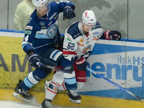 Branislav Mezei (Nitra) a Mitch Hults (Zvolen) bojujú o puk pri mantineli v zápase 34. kola hokejovej Tipos extraligy HK Nitra - HKM Zvolen. 