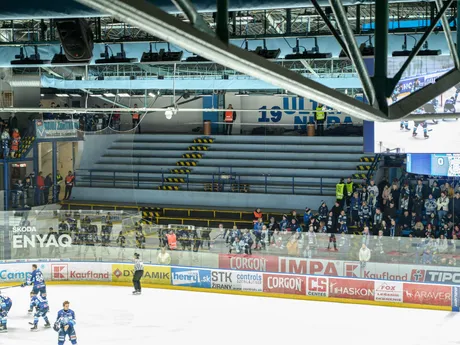 Prázdna tribúna fanklubu Nitry v zápase 34. kola hokejovej Tipos extraligy HK Nitra - HKM Zvolen. 