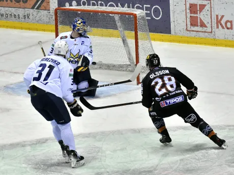 Jens Olsson strieľa prvý gól brankárovi Filipovi Surákovi v zápase 32. kola hokejovej Tipos extraligy HC Košice – HK Spišská Nová Ves. 