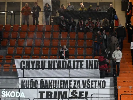Prázdny sektor fanklubu Michaloviec s transparentom na protest proti odvolaniu trénera Petra Kúdelku
