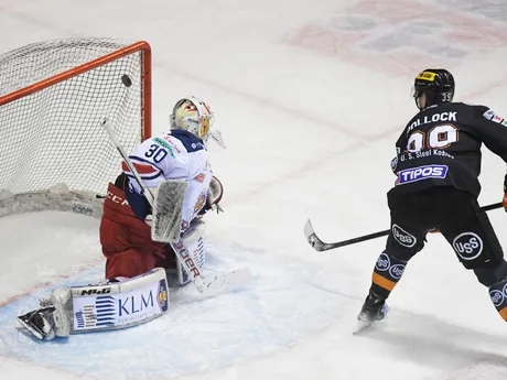 Brett David Pollock strieľa gól v zápase HC Košice - HKM Zvolen.
