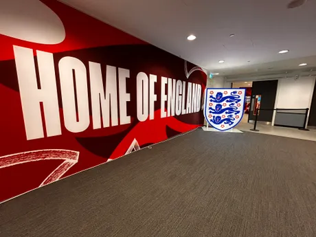 Nápis v miestnosti pre rozhovory s hráčmi na štadióne Wembley.