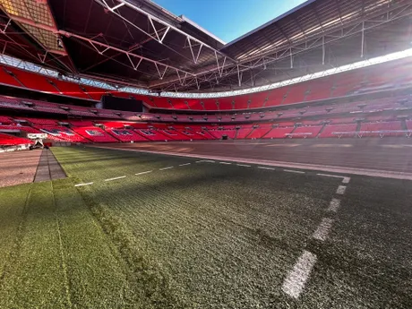 Pohľad na štadión Wembley z trávnika.