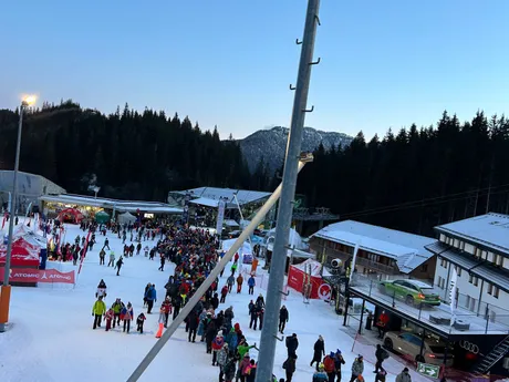 Diváci museli čakať pred obrovským slalomom v Jasnej v dlhých radoch.