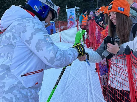 Andreas Žampa pri rozdávaní autogramov divákom pred prvým kolom obrovského slalomu v Jasnej.
