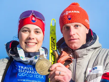 Ema Kapustová s trénerom Martinom Otčenášom po zisku bronzovej medaily vo vytrvalostných pretekoch na ME v Osrblí.
