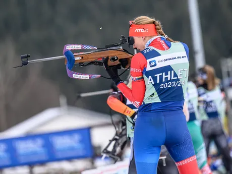 Slovenská biatlonistka Anastasia Kuzminová počas streľby v stoji.