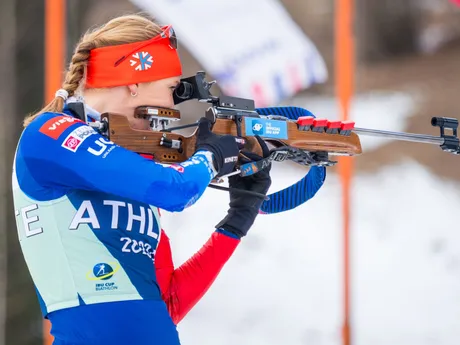 Slovenská biatlonistka Anastasia Kuzminová pri streľbe v stoji.