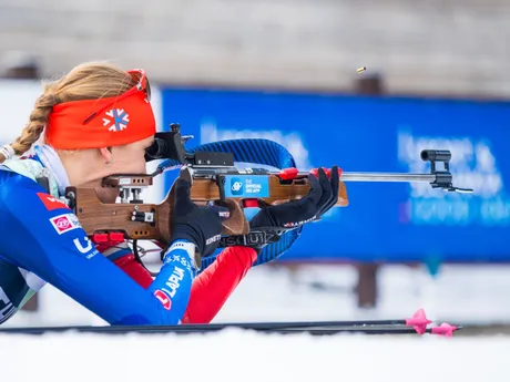 Slovenská biatlonistka Anastasia Kuzminová pri streľbe v ľahu.