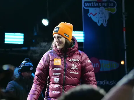 Petra Vlhová na pódiu počas žrebovania čísel na obrovský slalom v Jasnej. 