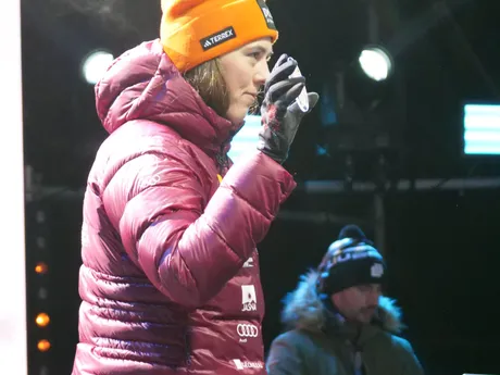 Petra Vlhová ukazuje divákom číslo, s ktorým odštartuje v obrovskom slalome v Jasnej. 