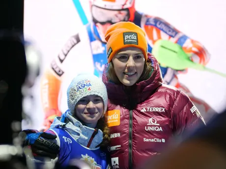 Petra Vlhová pózuje na pódiu počas žrebovania čísel na obrovský slalom v Jasnej. 