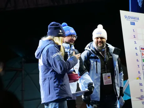 Mikaela Shiffrinová s moderátormi počas žrebovanie čísel na obrovský slalom v Jasnej. 