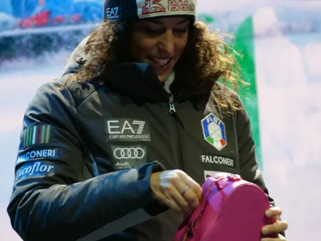 Federica Brignoneová si žrebuje číslo na obrovský slalom v Jasnej. 