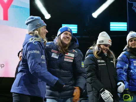 Mikaela Shiffrinová, Sara Hectorová a Alice Robinsonová počas žrebovania čísel na slalom v Jasnej 2024. 