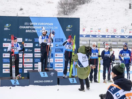 Pódium vo vytrvalostných pretekoch obsadili nórski biatlonisti. 