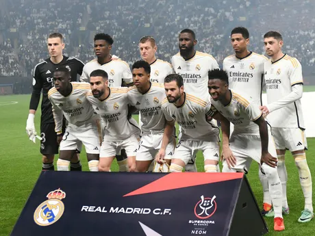 Hráči Realu Madrid pózujú na tímovej skupinovej fotografii pred finálovým futbalovým zápasom Španielskeho superpohára medzi Realom Madrid a Barcelonou na štadióne Al-Awwal Park v Rijáde v Saudskej Arábii, v nedeľu 14. januára 2024.