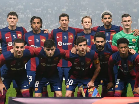 Hráči Barcelony pózujú na tímovej skupinovej fotografii pred finálovým futbalovým zápasom Španielskeho superpohára medzi Realom Madrid a Barcelonou na štadióne Al-Awwal Park v Rijáde v Saudskej Arábii, v nedeľu 14. januára 2024.