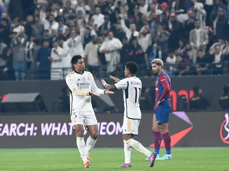 Jude Bellingham z Realu Madrid (vľavo) a Rodrygo (v strede) oslavujú svoj gól počas finálového futbalového zápasu Španielskeho superpohára medzi Realom Madrid a Barcelonou na štadióne Al-Awwal Park v Rijáde v Saudskej Arábii, v nedeľu 14. januára 2024.