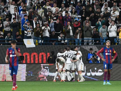 Hráči Realu Madrid oslavujú po strelení gólu počas finálového futbalového zápasu Španielskeho superpohára medzi Realom Madrid a Barcelonou na štadióne Al Awwal Park v Rijáde v Saudskej Arábii, v nedeľu 14. januára 2024.