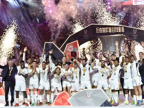 Hráči Realu Madrid oslavujú trofej španielskeho superpohára po poslednom futbalovom zápase medzi Realom Madrid a Barcelonou na štadióne Al-Awwal Park v Rijáde v Saudskej Arábii, v nedeľu 14. januára 2024.