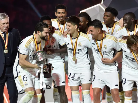 Nacho z Realu Madrid, druhý zľava, oslavuje s tímom, keď drží trofej Španielskeho superpohára po poslednom futbalovom zápase medzi Realom Madrid a Barcelonou na štadióne Al Awwal Park v Rijáde v Saudskej Arábii, v nedeľu 14. januára 2024.