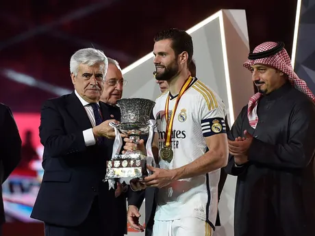 Nacho z Realu Madrid preberá trofej španielskeho superpohára po poslednom futbalovom zápase medzi Realom Madrid a Barcelonou na štadióne Al-Awwal Park v Rijáde v Saudskej Arábii, v nedeľu 14. januára 2024.