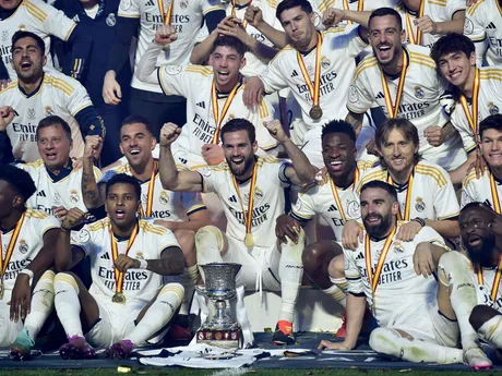 Hráči Realu Madrid oslavujú zisk trofeje v španielskom Superpohári po poslednom futbalovom zápase medzi Realom Madrid a Barcelonou na štadióne Al-Awwal Park v Rijáde v Saudskej Arábii, v nedeľu 14. januára 2024.