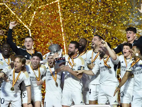 Hráči Realu Madrid oslavujú trofej zo španielskeho Superpohára po poslednom futbalovom zápase medzi Realom Madrid a Barcelonou na štadióne Al Awwal Park v Rijáde v Saudskej Arábii, v nedeľu 14. januára 2024.