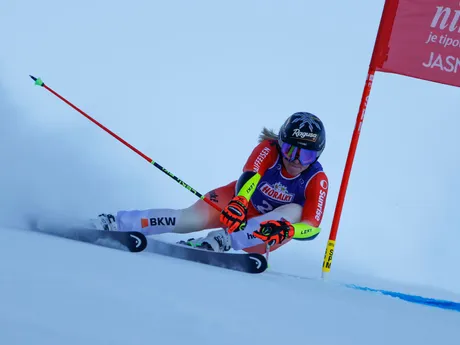 Švajčiarka Lara Gutová-Behramiová počas prvého kola obrovského slalomu Svetového pohára žien v Jasnej.