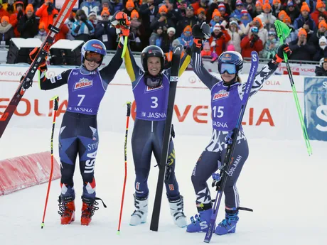 Zľava Mikaela Shiffrinová, Sara Hectorová a Alice Robinsonová po obrovskom slalome v Jasnej 2024.