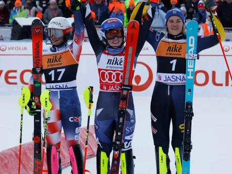 Zľava Zrinka Ljutičová, Mikaela Shiffrinová a Anna Swennová Larssonová po slalome v Jasnej 2024.