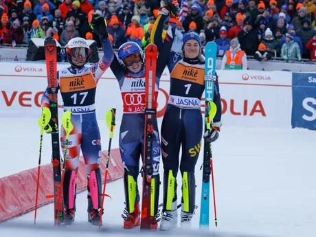 Zľava Zrinka Ljutičová, Mikaela Shiffrinová a Anna Swennová Larssonová po slalome v Jasnej 2024.
