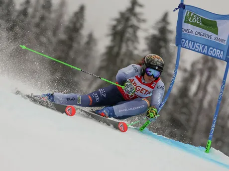 Federica Brignoneová na trati v 1. kole obrovského slalomu v slovinskej Kranjskej Gore.
