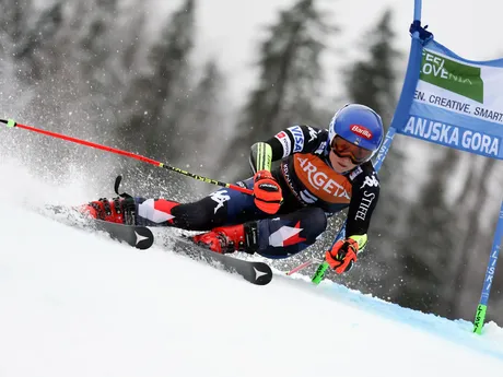 Mikaela Shiffrinová na trati v 1. kole obrovského slalomu v slovinskej Kranjskej Gore.