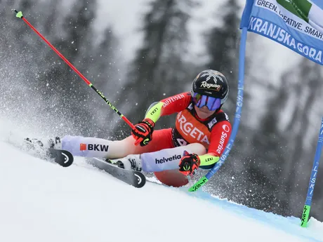Lara Gutová-Behramiová na trati v 1. kole obrovského slalomu v slovinskej Kranjskej Gore.