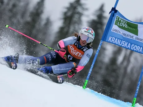 Marta Bassinová na trati v 1. kole obrovského slalomu v slovinskej Kranjskej Gore.