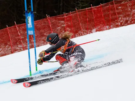 Valerie Grenierová na trati v 1. kole obrovského slalomu v slovinskej Kranjskej Gore.
